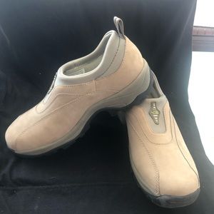 New!  The North Face women’s Chilklog in khaki/sage grass.